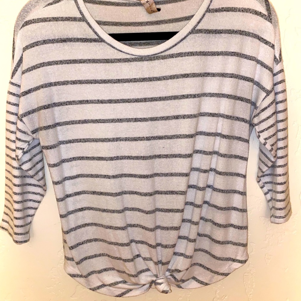 Insanely Soft Gray and White Quarter-Sleeve